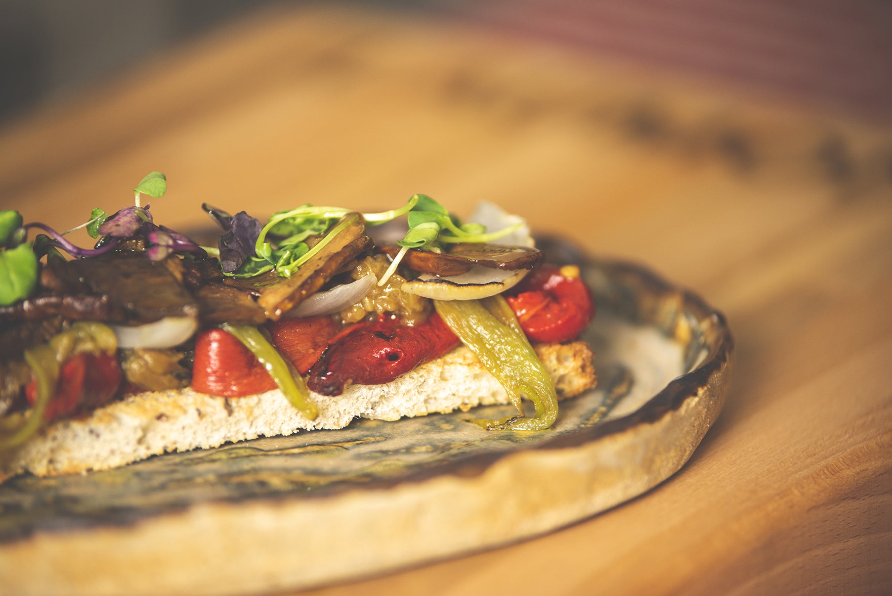 Coca de pan de payés con verduras escalivadas y boletus